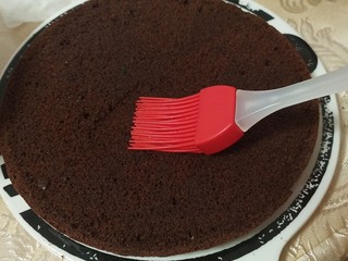 12、黑森林,取一片蛋糕片，抹上蜂蜜水可以增加蛋糕的湿润度