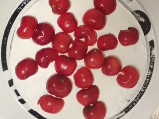 13、黑森林,再抹上一层淡奶油，铺一层对半切开的大樱桃