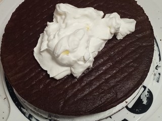 14、黑森林,再放上蛋糕片，抹一层淡奶油