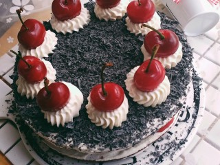 16、黑森林,用奶油和樱桃在顶上装饰一下即可。