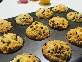 9、水果玛芬蛋糕,烤好的玛芬外面酥酥脆脆，里面松松软软，好吃极了????