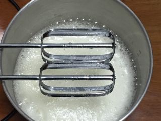 1、蓝莓玉枕蛋糕,鸡蛋分离出蛋白和蛋黄，蛋白中加入柠檬汁，用打蛋器高速搅打30圈，蛋白出现鱼眼泡，加入30克细砂糖。