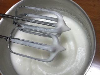 2、蓝莓玉枕蛋糕,用打蛋器高速搅打50圈，蛋白蓬发再加入15克细砂糖。