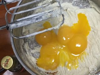 7、蓝莓玉枕蛋糕,加入蛋黄和香草精。