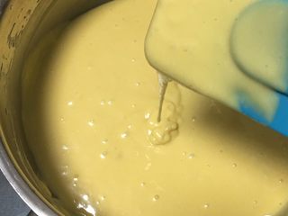 8、蓝莓玉枕蛋糕,继续搅打均匀后用刮刀翻拌均匀。