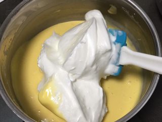 9、蓝莓玉枕蛋糕,取三分之一的蛋白进蛋黄糊中。