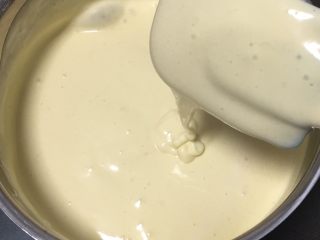 10、蓝莓玉枕蛋糕,用翻拌的手法拌匀蛋糕糊。