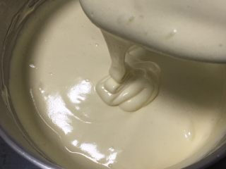 12、蓝莓玉枕蛋糕,继续翻拌50次左右，蛋糕糊就完成了。