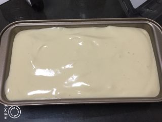 14、蓝莓玉枕蛋糕,再倒入剩余的蛋糕糊，震几下消泡。