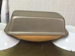 18、蓝莓玉枕蛋糕,烤完震几下倒扣冷却。