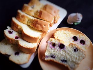 20、蓝莓玉枕蛋糕,用蛋糕刀切成片，里面的组织完美，蓝莓搭配效果更好，咬一口真是享受。