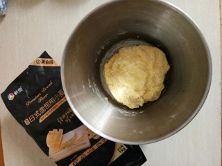 2、超软白米粥吐司,将材料中除了酵母和黄油外的材料混合揉成面团，不用过分去揉。盖上保鲜膜静置30分钟或1个小时都可。