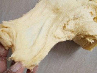 3、超软白米粥吐司,经过静置一段时间的面团已经能拉出膜了。