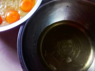 1、香蕉奶油鸡蛋糕,鸡蛋分离蛋白、蛋黄，香蕉打成泥，放入蛋黄、牛奶、橄榄油拌匀。