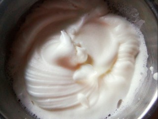 4、香蕉奶油鸡蛋糕,蛋白加柠檬汁，打发至起小弯勾。