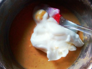 5、香蕉奶油鸡蛋糕,加入三分之一打发好的蛋白拌入面糊中翻拌。