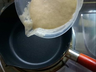 7、香蕉奶油鸡蛋糕,面糊淋入雪平锅中。