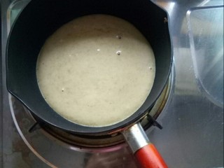 8、香蕉奶油鸡蛋糕,摊平。