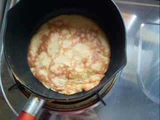 9、香蕉奶油鸡蛋糕,起花后翻面烤两分钟起锅。