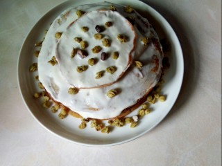 13、香蕉奶油鸡蛋糕,一层加一层，抹奶油，沾抹茶燕麦，成品做好。