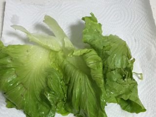 2、芝士火腿三明治,生菜用厨房用纸吸干水份