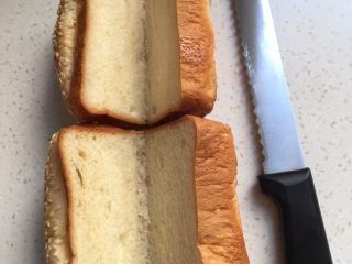 5、芝士火腿三明治,面包切开