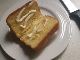 6、芝士火腿三明治,挤上沙拉酱