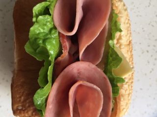 11、芝士火腿三明治,放入煎好的火腿