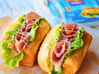 12、芝士火腿三明治,挤上沙拉酱