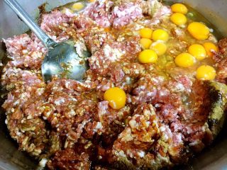 1、做年货 团团圆圆年夜饭 四喜丸子,因为是要过年了,我们家这次做的比较多,做好了要送给亲戚朋友的,图中的食材是20斤肉馅,做了40个四喜丸子,30个龙眼丸子。在菜谱中我以5斤肉的食材的量为例来介绍如何做四喜丸子。做四喜丸子的主要食材之一是猪肉肉馅,猪肉要选用三、七比例的,即三分肥肉七分瘦肉的梅花肉,在买猪梅花肉时让商家把肉用机器搅成肉馅就可以了。做四喜丸子的重要配料是天津老火腿,它让四喜丸子的味道更有特色。 做四喜丸子的第一步调馅,在5斤肉馅里放入8个鸡蛋,放入1勺的十三香,1勺的白胡椒粉,1勺的鸡精,1勺的白糖,5勺的料酒,5勺的东古一品酱油,5小勺的盐。