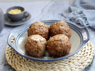 7、做年货 团团圆圆年夜饭 四喜丸子,做四喜丸子最后一步是浇汁。