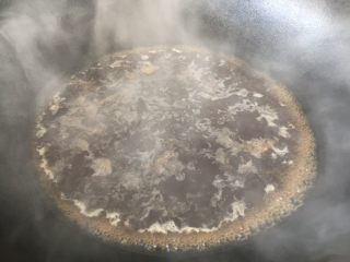 8、做年货 团团圆圆年夜饭 四喜丸子,将适量的丸子汤汁倒入锅里,煮开。