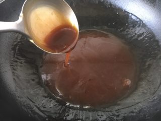 9、做年货 团团圆圆年夜饭 四喜丸子,放入适量酱油调色,放适量的盐调味,淋入湿淀粉勾薄芡,淋两滴香油或者花椒油。