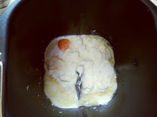 3、蔓越莓面包,再加入玉米油，奶粉。