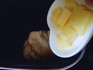 6、蔓越莓面包,20分钟后面团属于扩展阶段，这时加入室温软化的黄油。(室温软化即可)