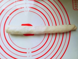 11、蔓越莓面包,卷起来，如图。