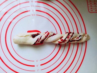 13、蔓越莓面包,之后交叉的卷起来，尾部捏紧就可以。