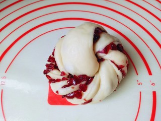 14、蔓越莓面包,卷出形状，如图，类似于花卷的手法(我可以根据个人喜欢做形状)