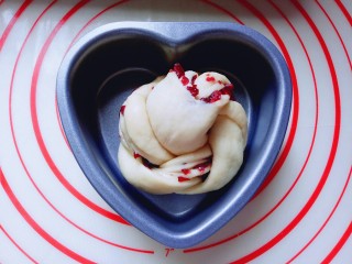 15、蔓越莓面包,放入磨具中，进行二次发酵。