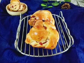 18、蔓越莓面包,戴上隔热手套取出，冷后可以美美的享用啦！刚烤出来的面包，表面一层有点硬，如果喜欢吃软一点的，可以再面包还有一点余温时用保鲜袋装起来，这样自然就会软啦！