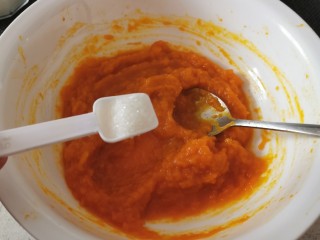 6、南瓜芝麻球,放入白糖