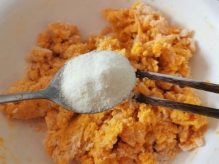 8、南瓜芝麻球,放入奶粉