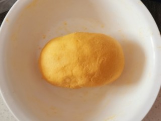 9、南瓜芝麻球,和成面团  盖上盖子 醒面20分钟