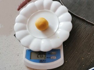 10、南瓜芝麻球,分成小剂子  称重 每个约20克左右