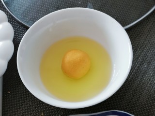 11、南瓜芝麻球,小碗里倒入油  南瓜球在油里滚一圈