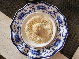 12、南瓜芝麻球,放入芝麻碗里滚一圈