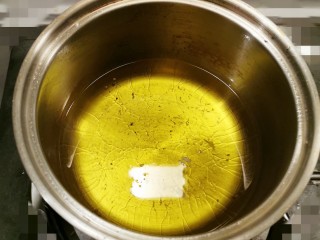 14、南瓜芝麻球,炸锅放入食用油  加热至6成热