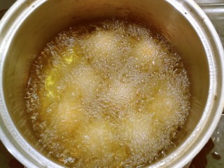 15、南瓜芝麻球,放入南瓜球  小火慢炸