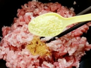 3、韭菜肉发面馅饼,加入一小勺鸡精