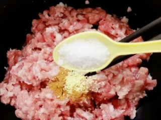 4、韭菜肉发面馅饼,一小勺盐